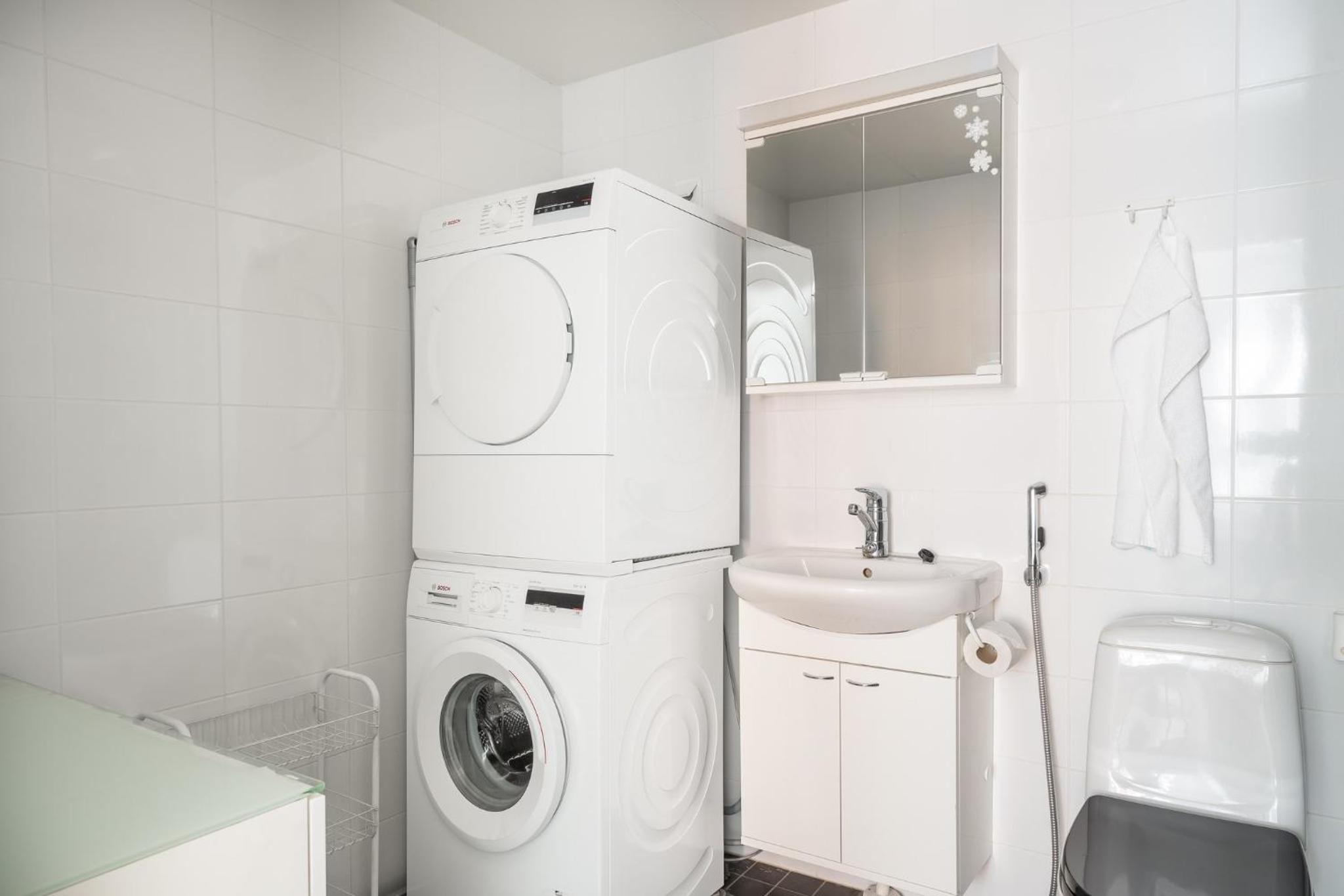 2 BR apartment with Sauna, Free parking and center location view 5