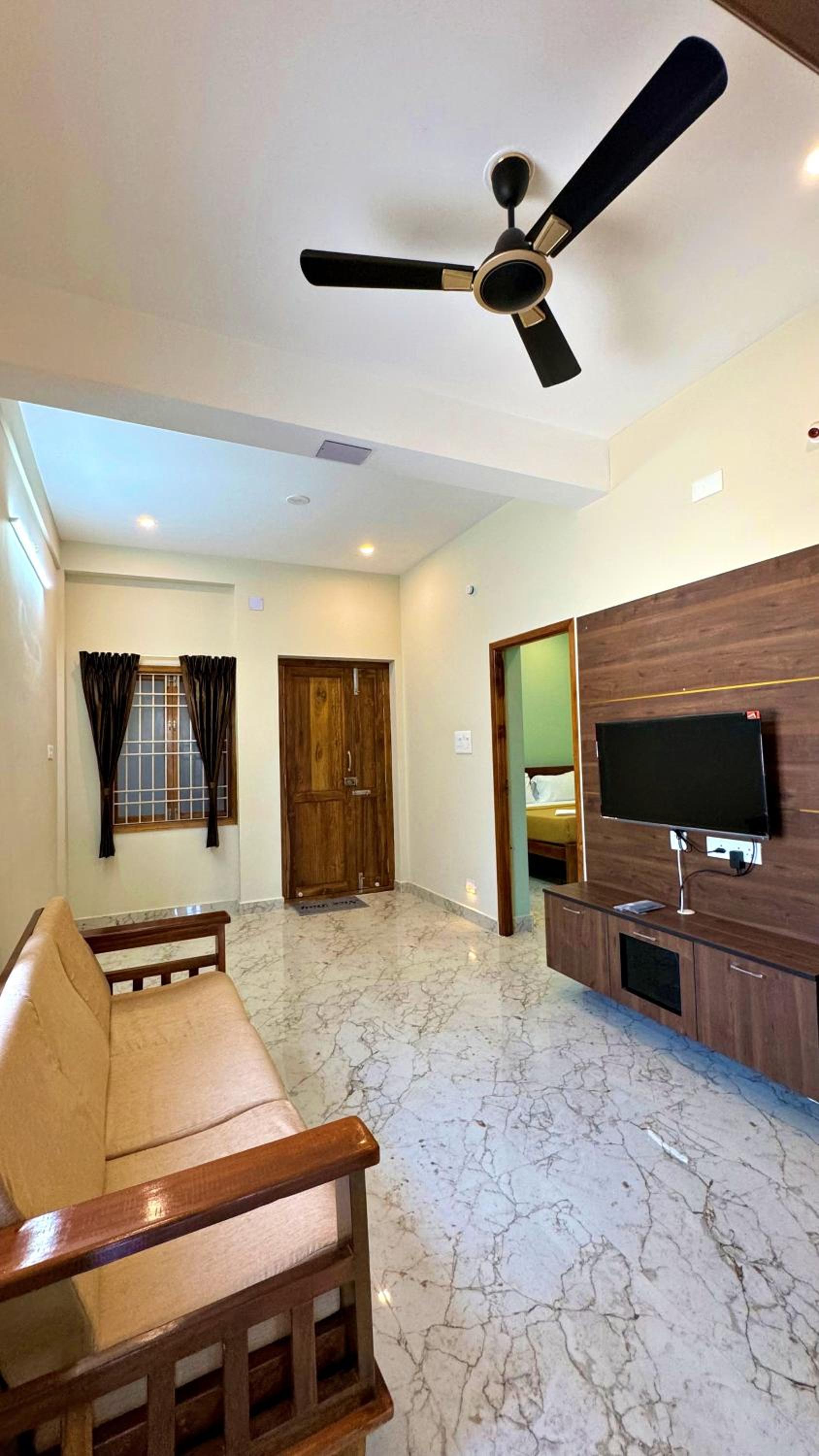 Maison Sakee near Rock Beach White Town view 2