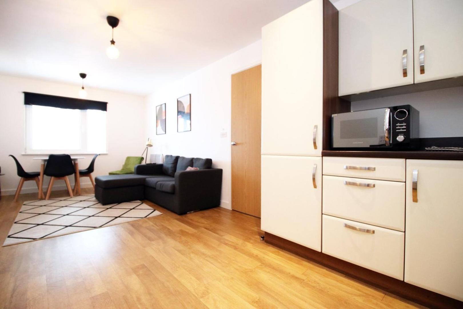 Quayside(one bedroom apartment in Cardiff Bay) view 5