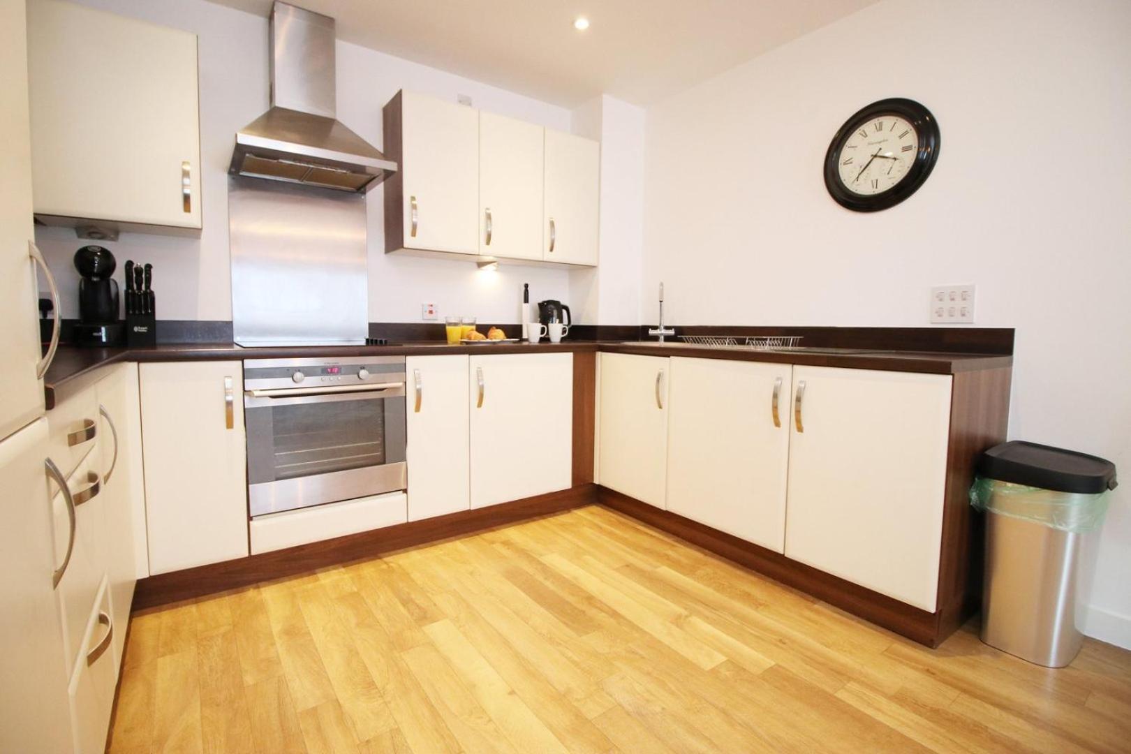 Quayside(one bedroom apartment in Cardiff Bay) view 2