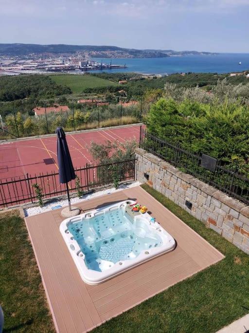 Apartment Koper with Sea View and jacuzzi view 4
