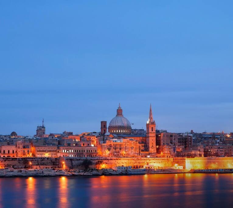 Penthouse -Centre of Sliema - Best View in Malta view 4