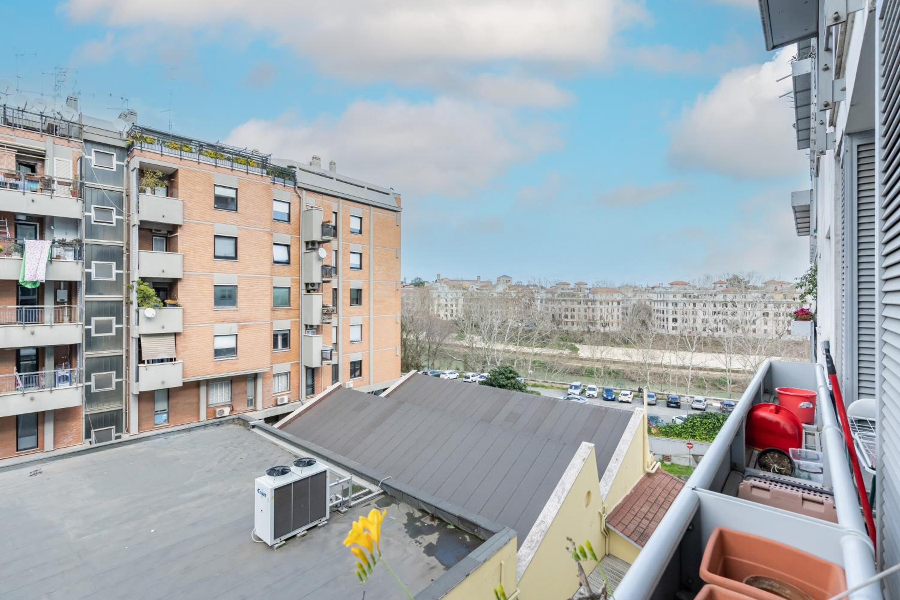 Portuense 107 - Bright Flat