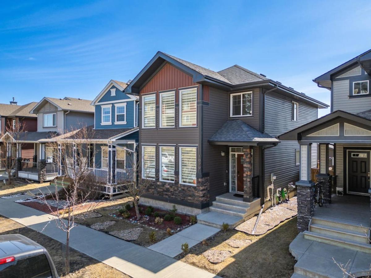 5 Bedroom House in McConachie, Near Anthony Henday, Sleeps 12, Backyard, Netflix, Free Parking