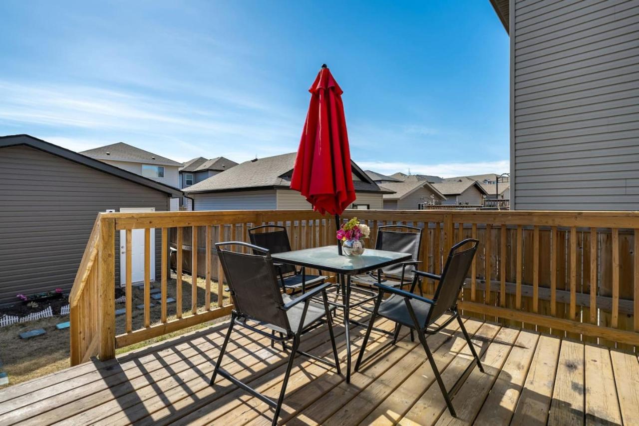 5 Bedroom House in McConachie, Near Anthony Henday, Sleeps 12, Backyard, Netflix, Free Parking