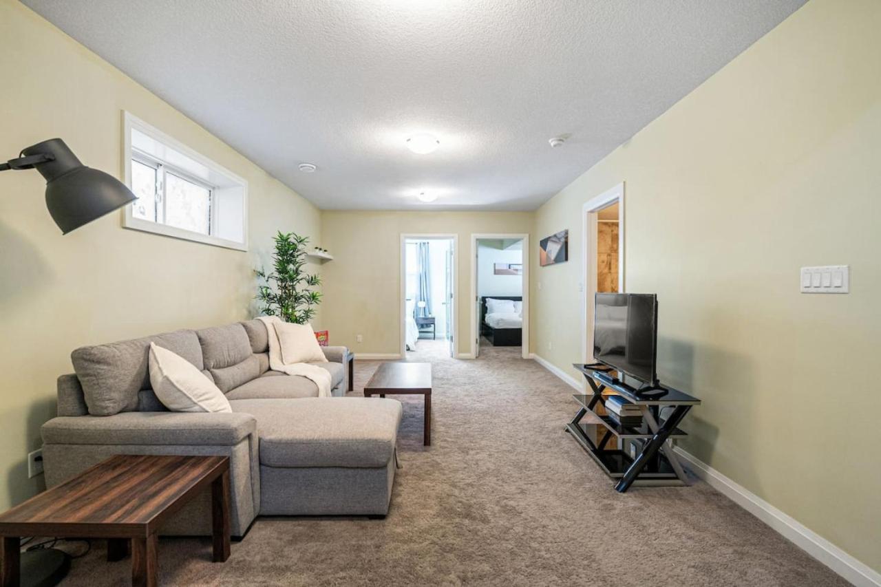 5 Bedroom House in McConachie, Near Anthony Henday, Sleeps 12, Backyard, Netflix, Free Parking