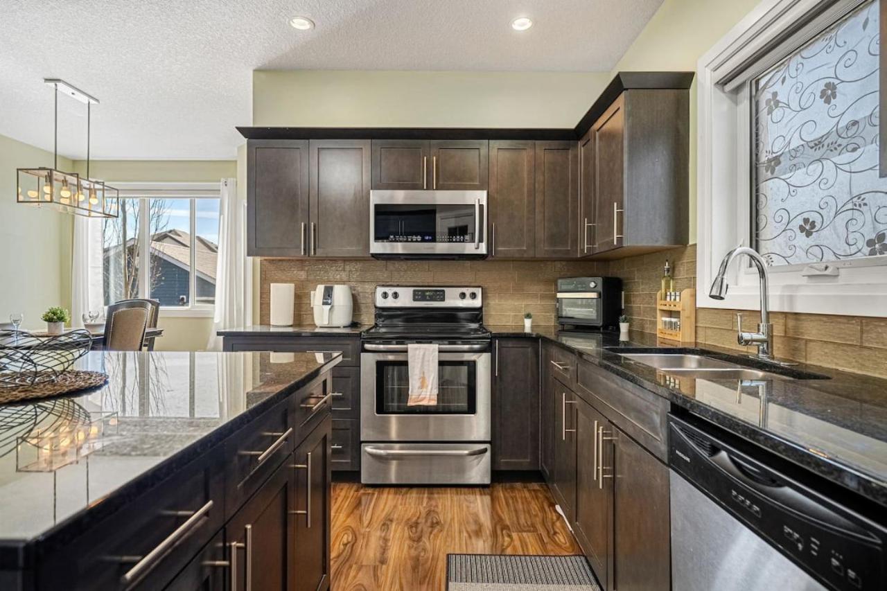 5 Bedroom House in McConachie, Near Anthony Henday, Sleeps 12, Backyard, Netflix, Free Parking