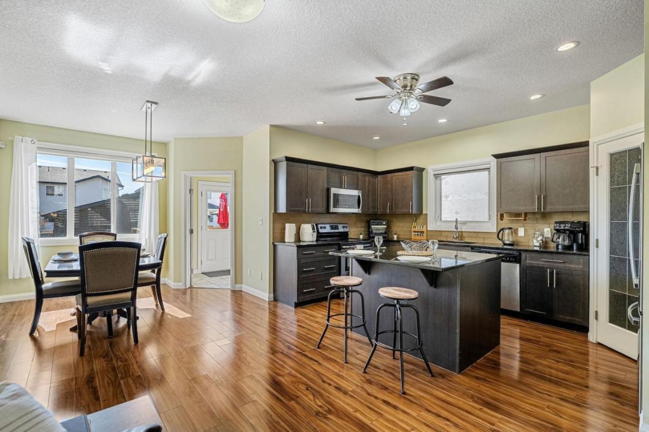 5 Bedroom House in McConachie, Near Anthony Henday, Sleeps 12, Backyard, Netflix, Free Parking