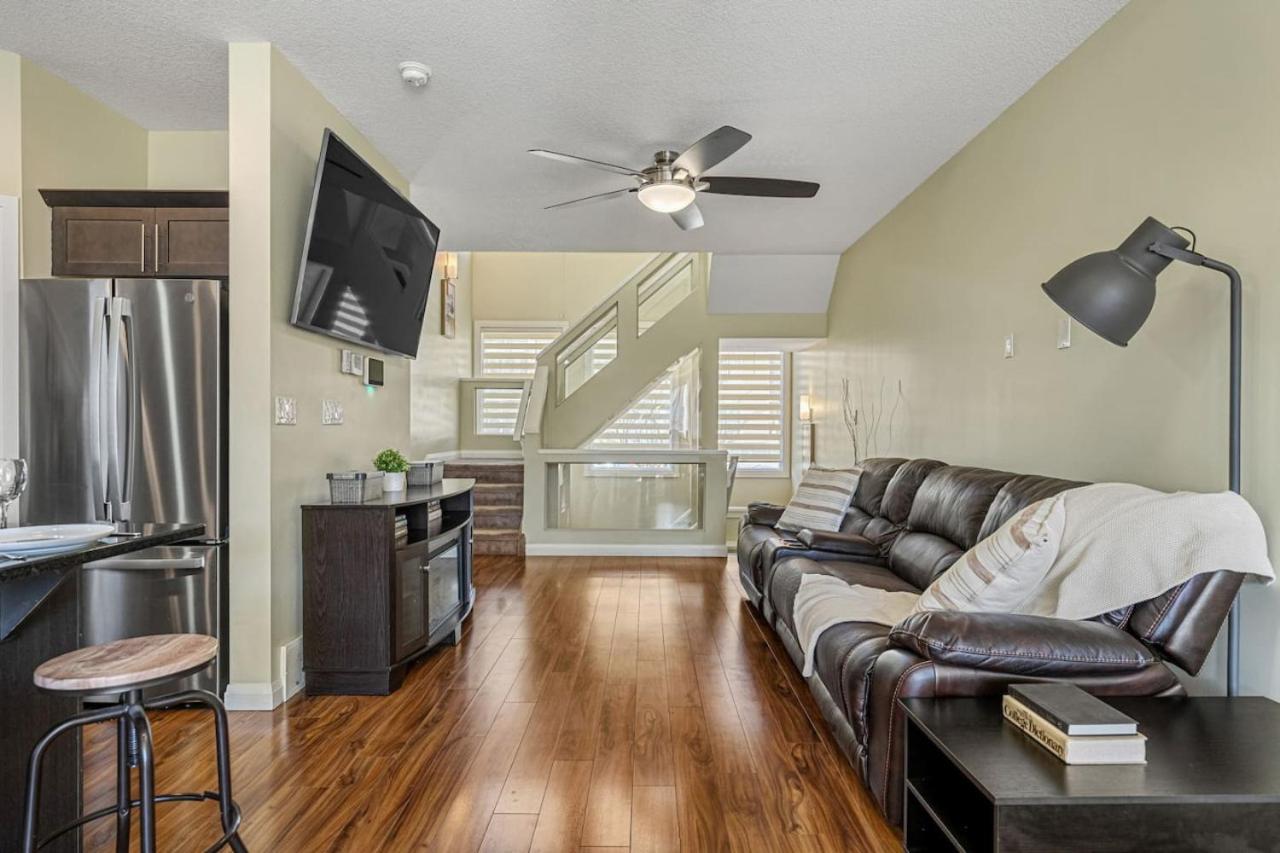 5 Bedroom House in McConachie, Near Anthony Henday, Sleeps 12, Backyard, Netflix, Free Parking