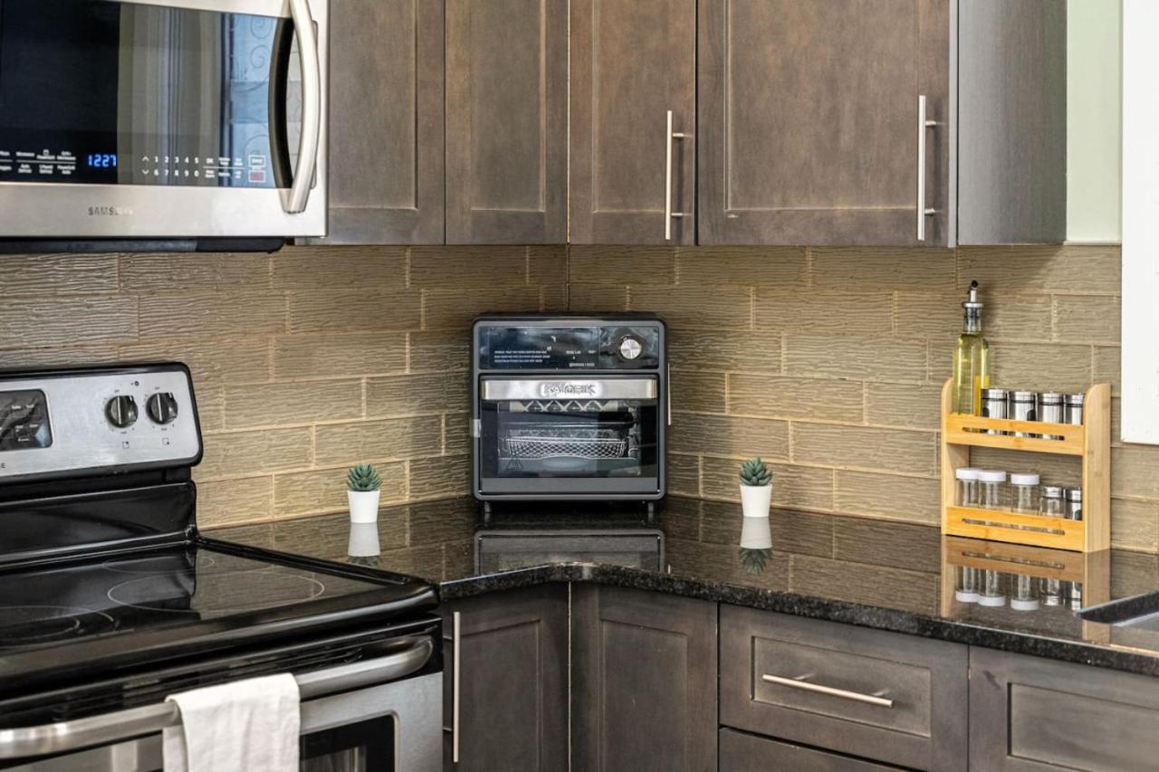 5 Bedroom House in McConachie, Near Anthony Henday, Sleeps 12, Backyard, Netflix, Free Parking