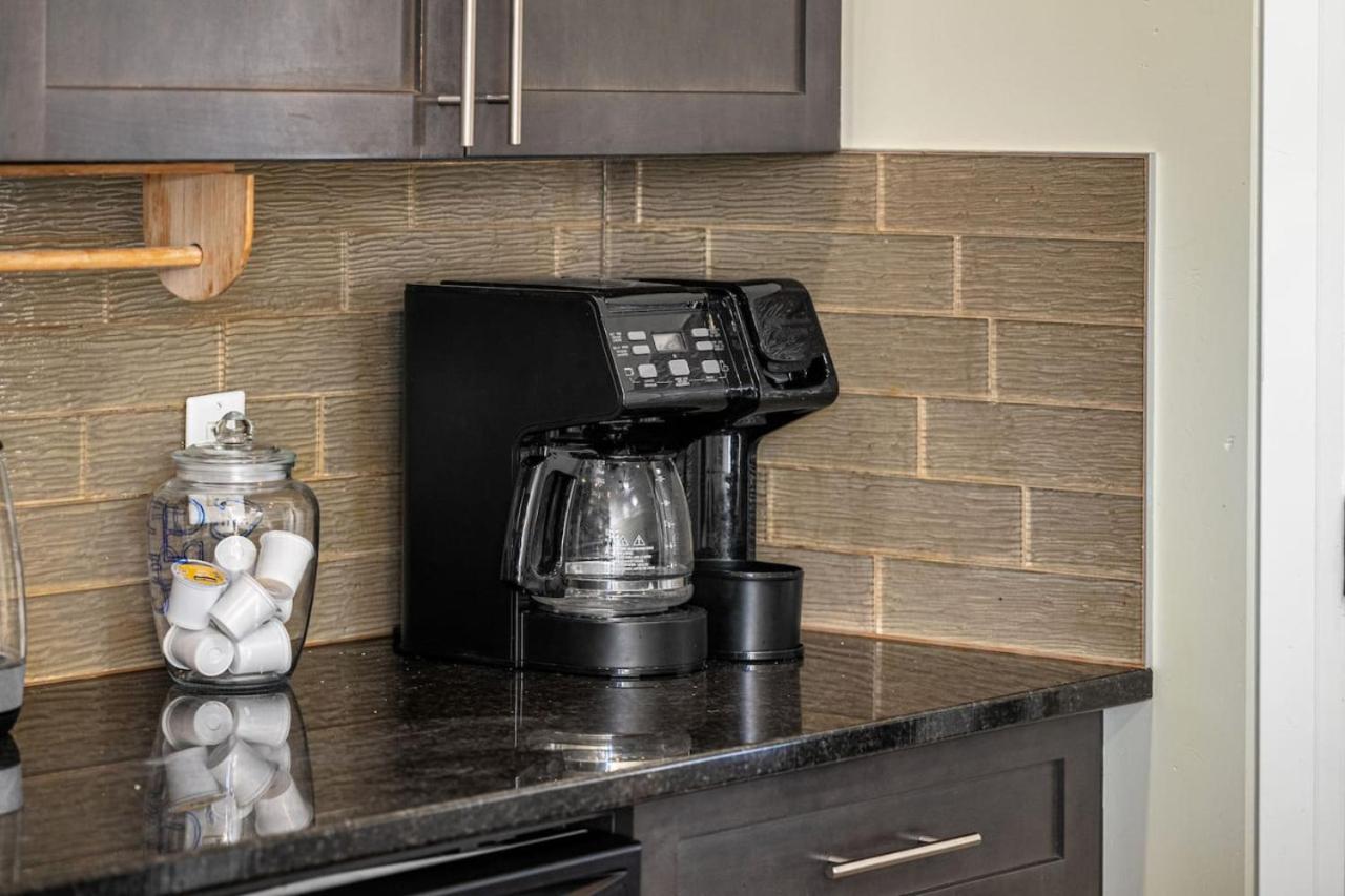 5 Bedroom House in McConachie, Near Anthony Henday, Sleeps 12, Backyard, Netflix, Free Parking