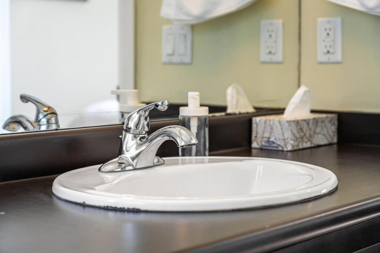 5 Bedroom House in McConachie, Near Anthony Henday, Sleeps 12, Backyard, Netflix, Free Parking