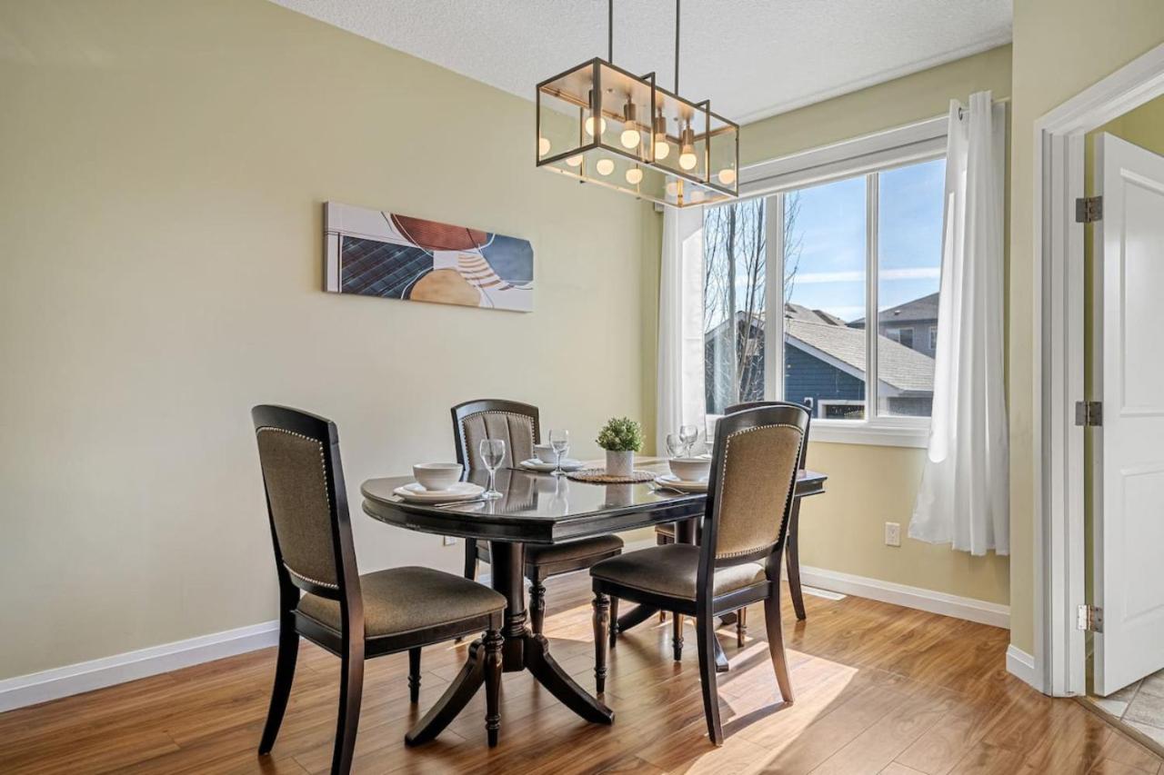 5 Bedroom House in McConachie, Near Anthony Henday, Sleeps 12, Backyard, Netflix, Free Parking