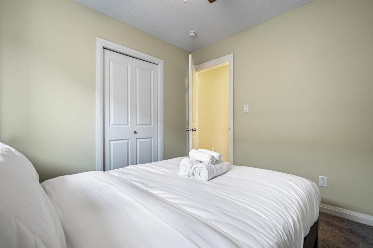 5 Bedroom House in McConachie, Near Anthony Henday, Sleeps 12, Backyard, Netflix, Free Parking
