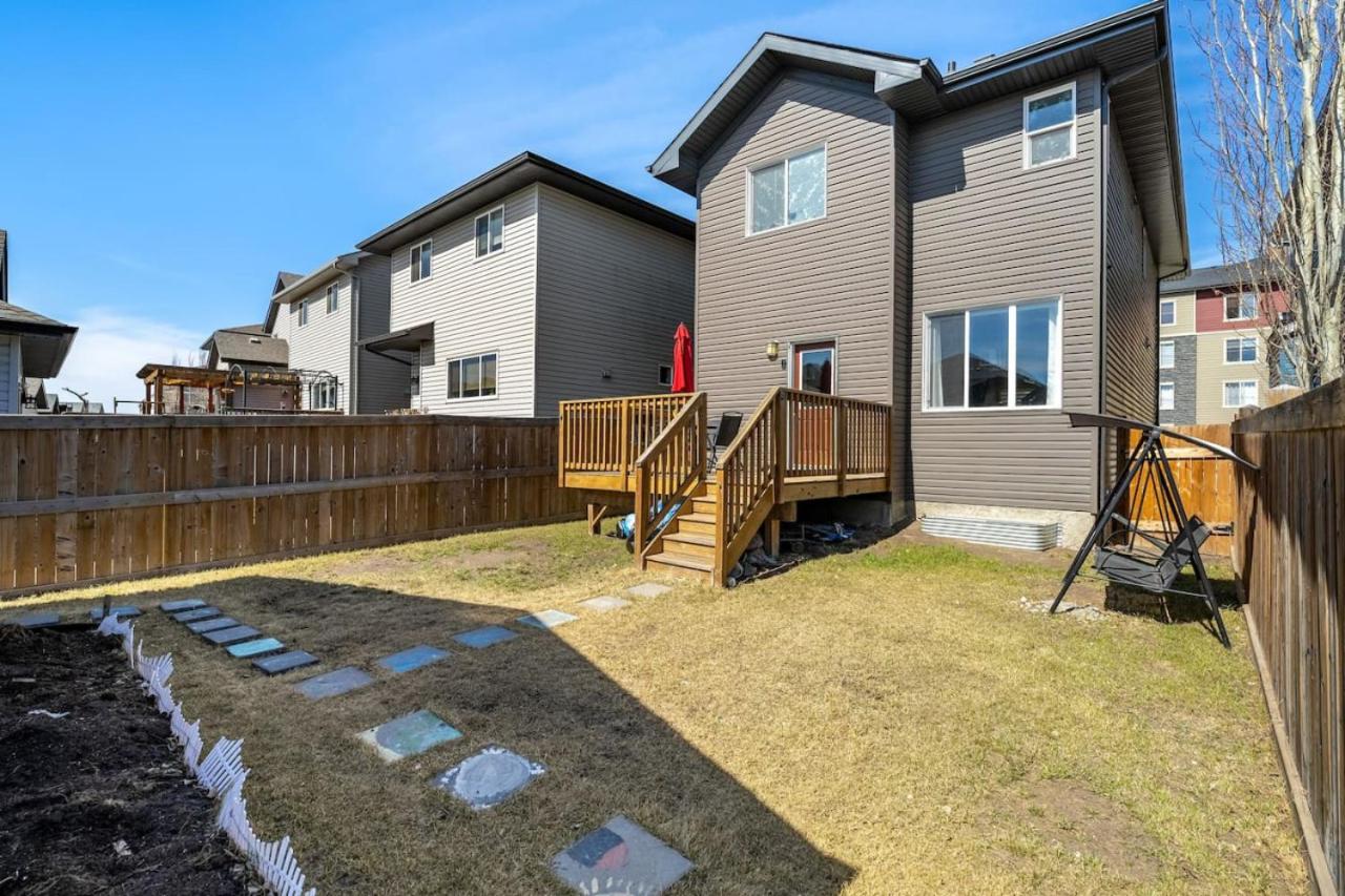5 Bedroom House in McConachie, Near Anthony Henday, Sleeps 12, Backyard, Netflix, Free Parking