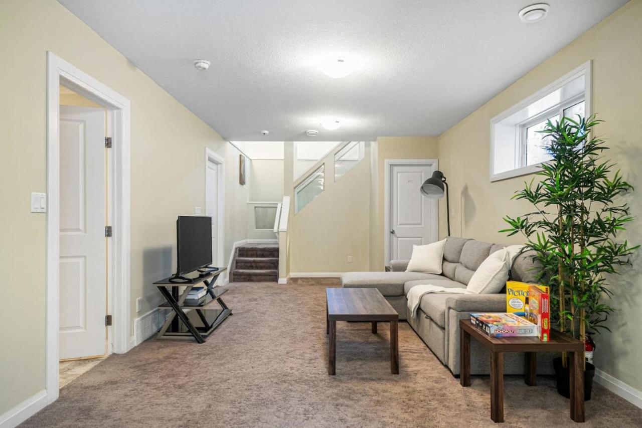 5 Bedroom House in McConachie, Near Anthony Henday, Sleeps 12, Backyard, Netflix, Free Parking