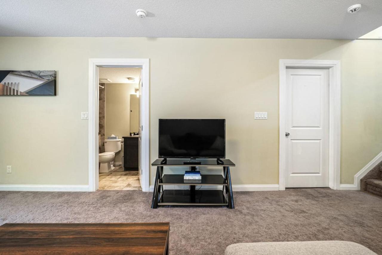 5 Bedroom House in McConachie, Near Anthony Henday, Sleeps 12, Backyard, Netflix, Free Parking