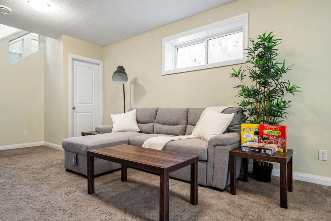 5 Bedroom House in McConachie, Near Anthony Henday, Sleeps 12, Backyard, Netflix, Free Parking