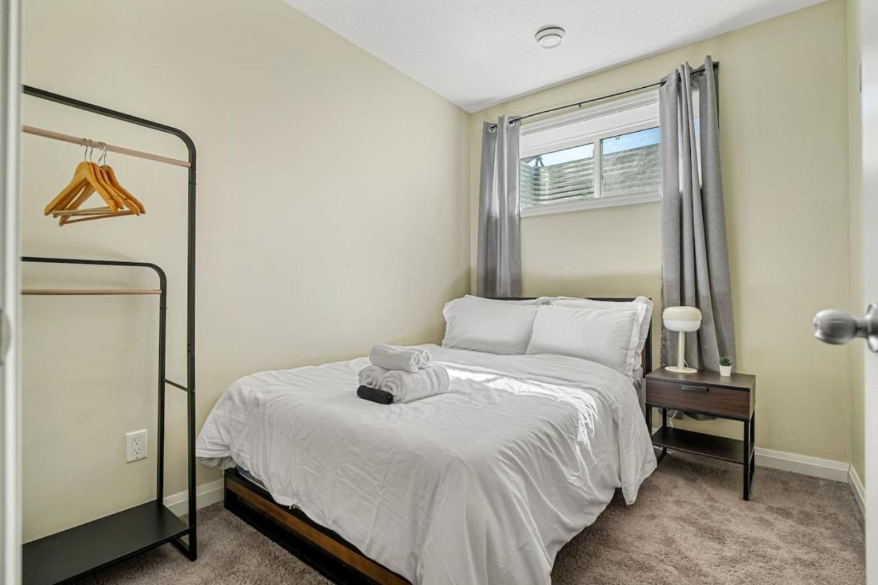 5 Bedroom House in McConachie, Near Anthony Henday, Sleeps 12, Backyard, Netflix, Free Parking