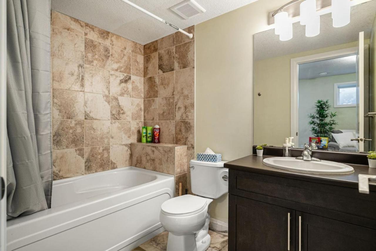 5 Bedroom House in McConachie, Near Anthony Henday, Sleeps 12, Backyard, Netflix, Free Parking