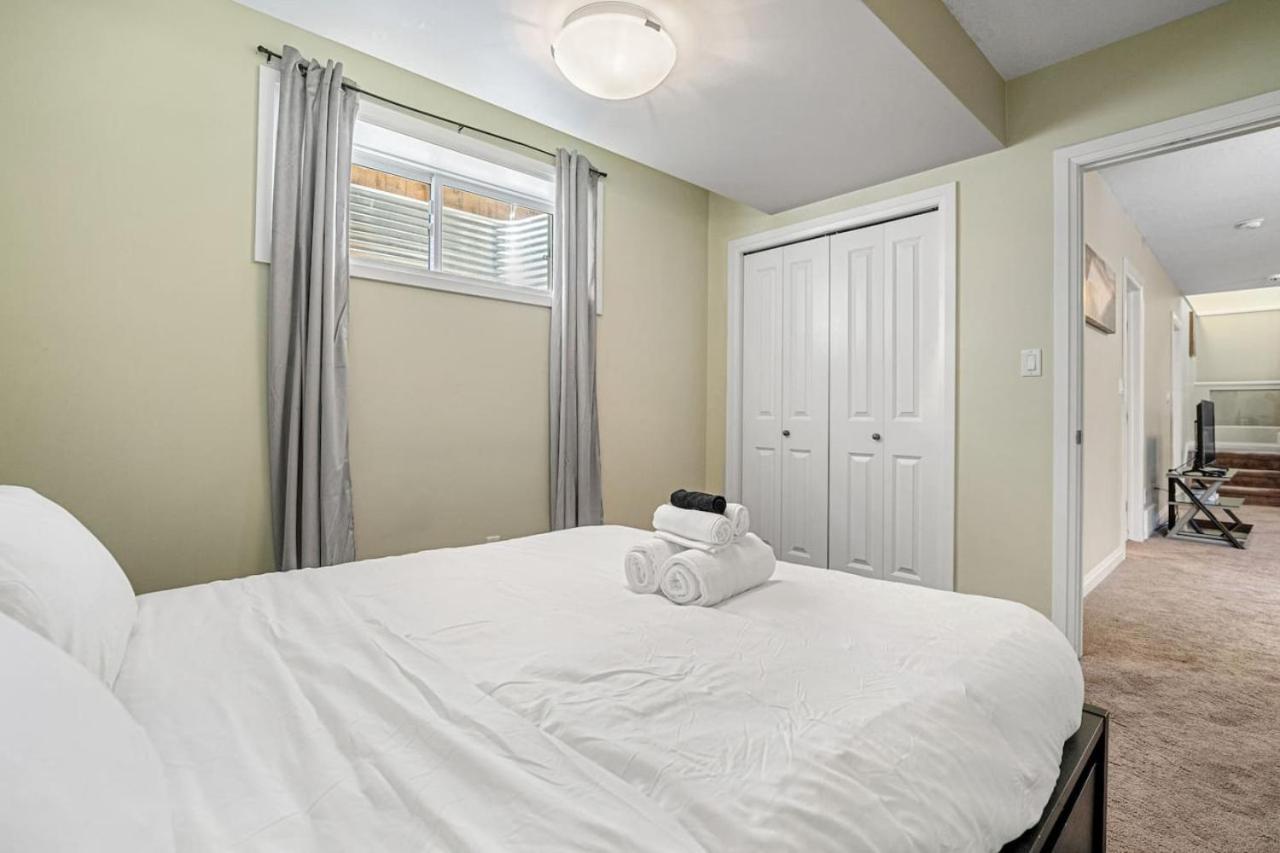 5 Bedroom House in McConachie, Near Anthony Henday, Sleeps 12, Backyard, Netflix, Free Parking