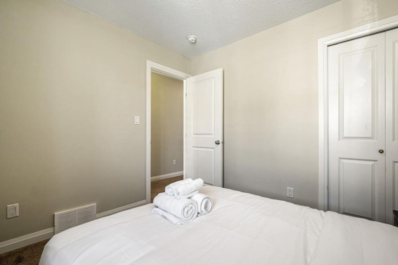 5 Bedroom House in McConachie, Near Anthony Henday, Sleeps 12, Backyard, Netflix, Free Parking