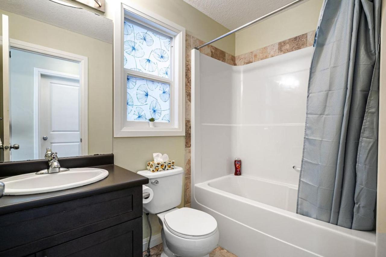 5 Bedroom House in McConachie, Near Anthony Henday, Sleeps 12, Backyard, Netflix, Free Parking