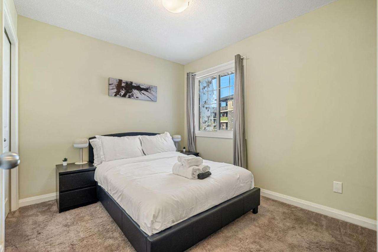 5 Bedroom House in McConachie, Near Anthony Henday, Sleeps 12, Backyard, Netflix, Free Parking