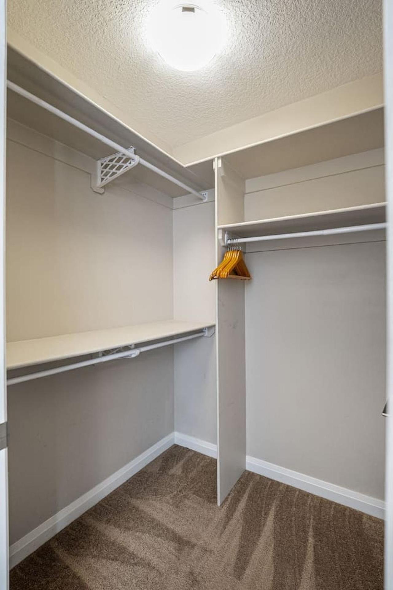 5 Bedroom House in McConachie, Near Anthony Henday, Sleeps 12, Backyard, Netflix, Free Parking