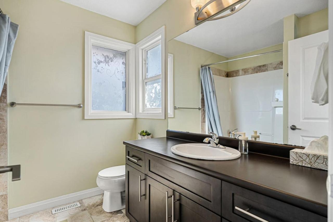5 Bedroom House in McConachie, Near Anthony Henday, Sleeps 12, Backyard, Netflix, Free Parking