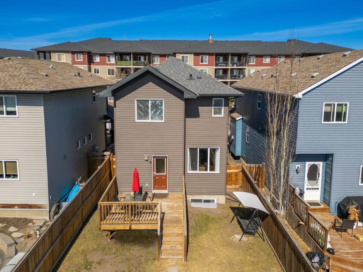 5 Bedroom House in McConachie, Near Anthony Henday, Sleeps 12, Backyard, Netflix, Free Parking