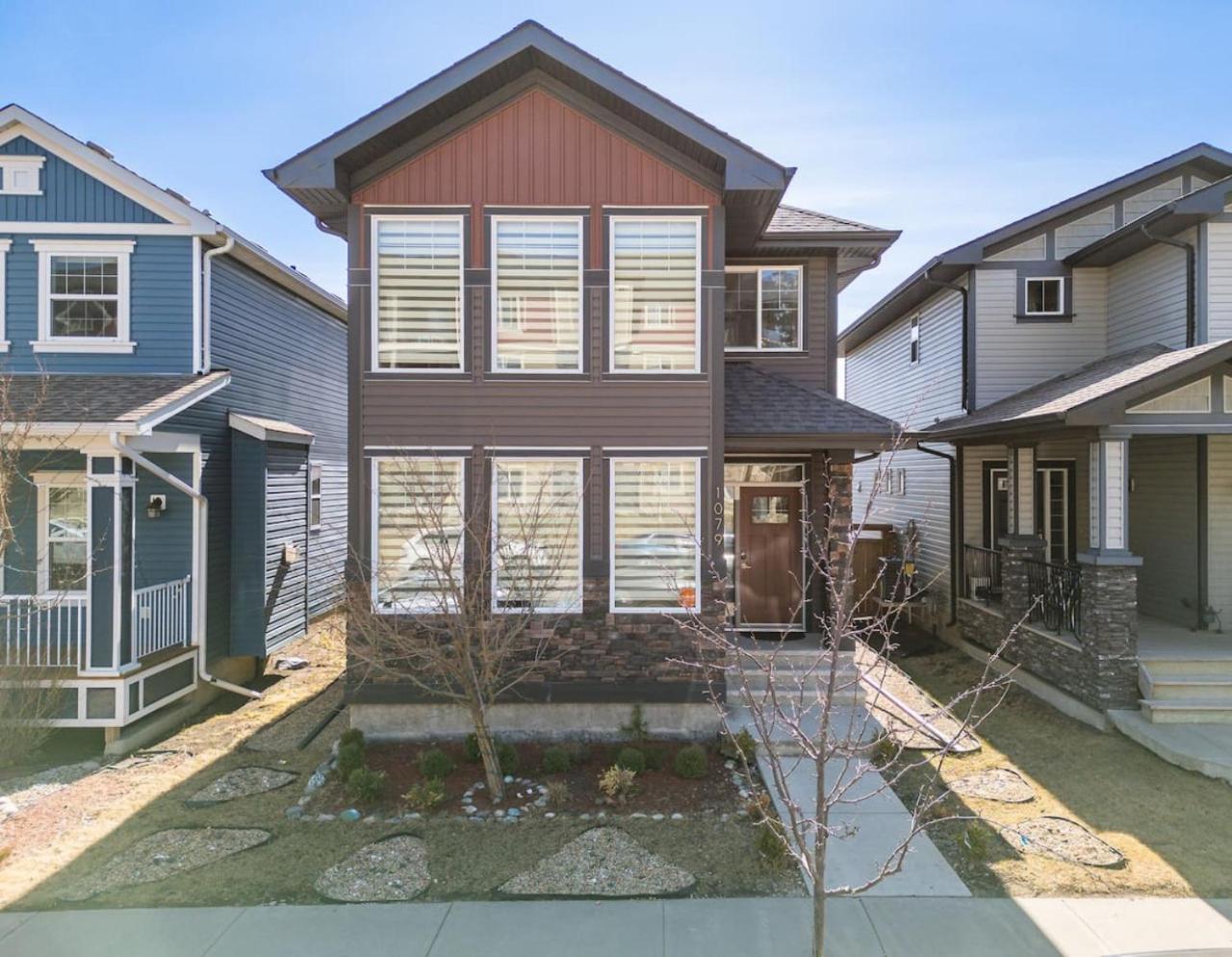 5 Bedroom House in McConachie, Near Anthony Henday, Sleeps 12, Backyard, Netflix, Free Parking
