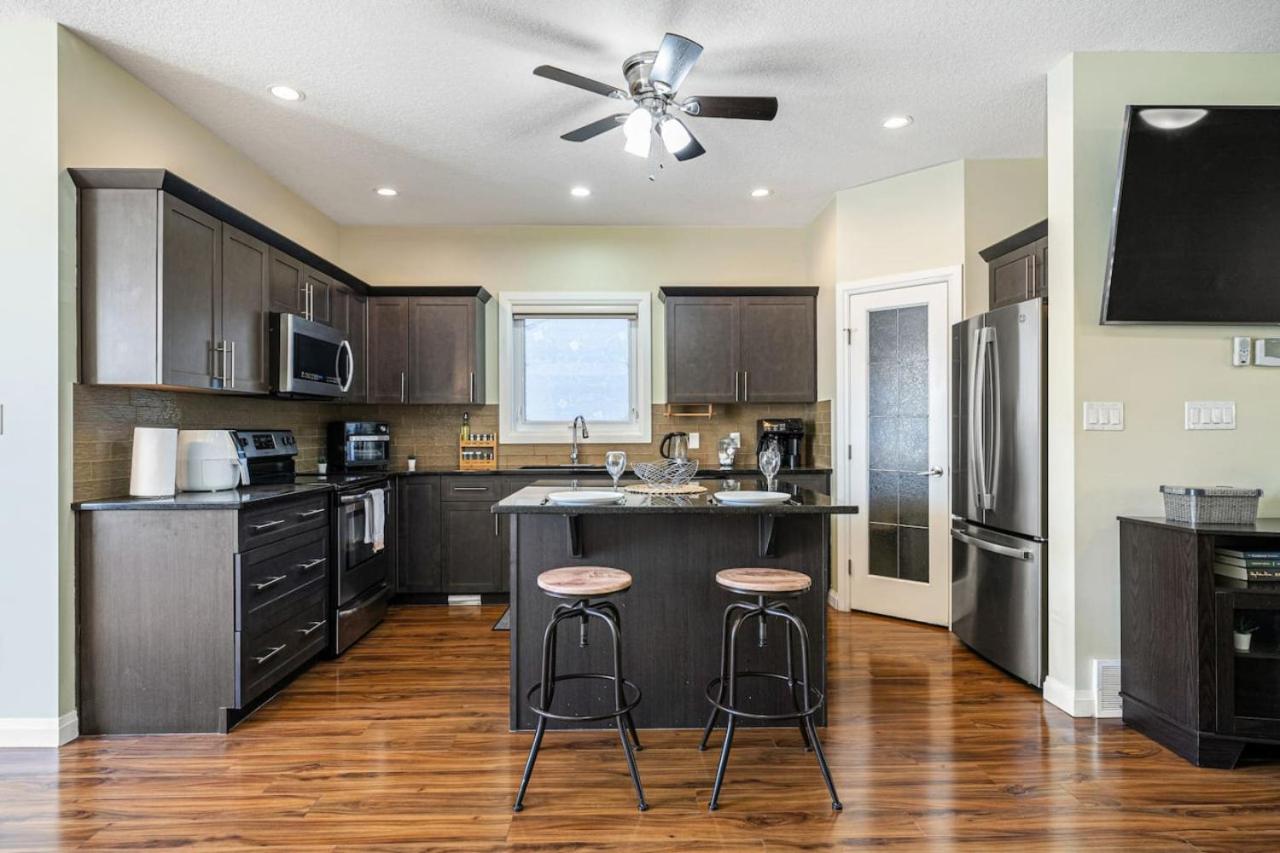 5 Bedroom House in McConachie, Near Anthony Henday, Sleeps 12, Backyard, Netflix, Free Parking