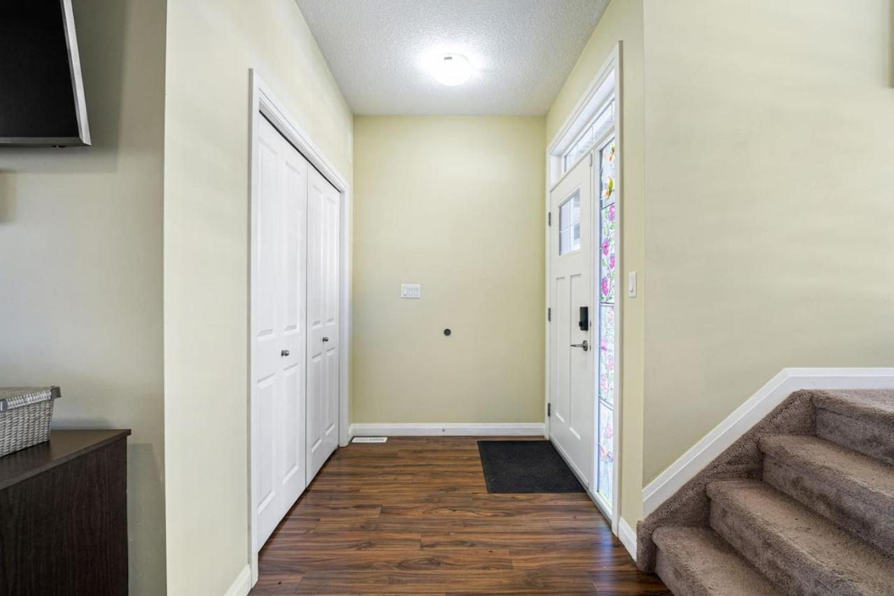 5 Bedroom House in McConachie, Near Anthony Henday, Sleeps 12, Backyard, Netflix, Free Parking