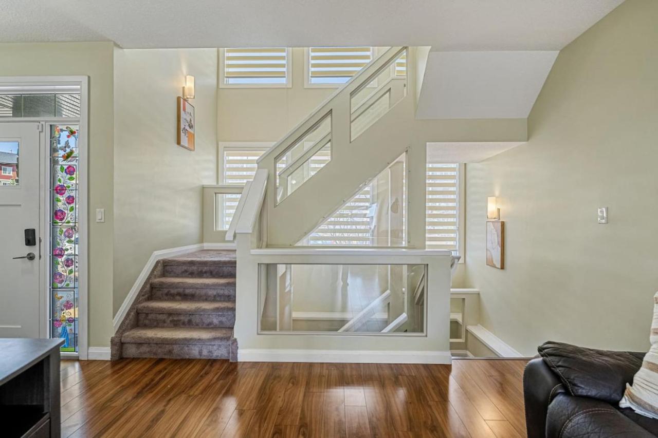 5 Bedroom House in McConachie, Near Anthony Henday, Sleeps 12, Backyard, Netflix, Free Parking