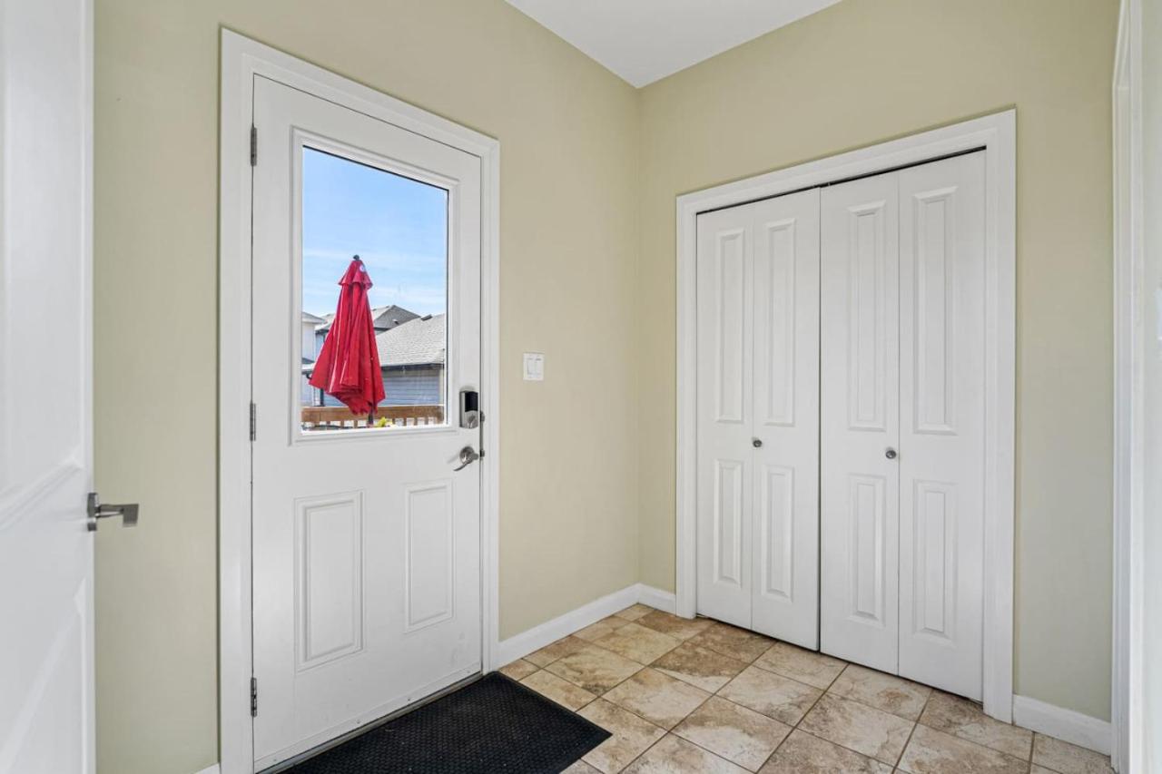 5 Bedroom House in McConachie, Near Anthony Henday, Sleeps 12, Backyard, Netflix, Free Parking