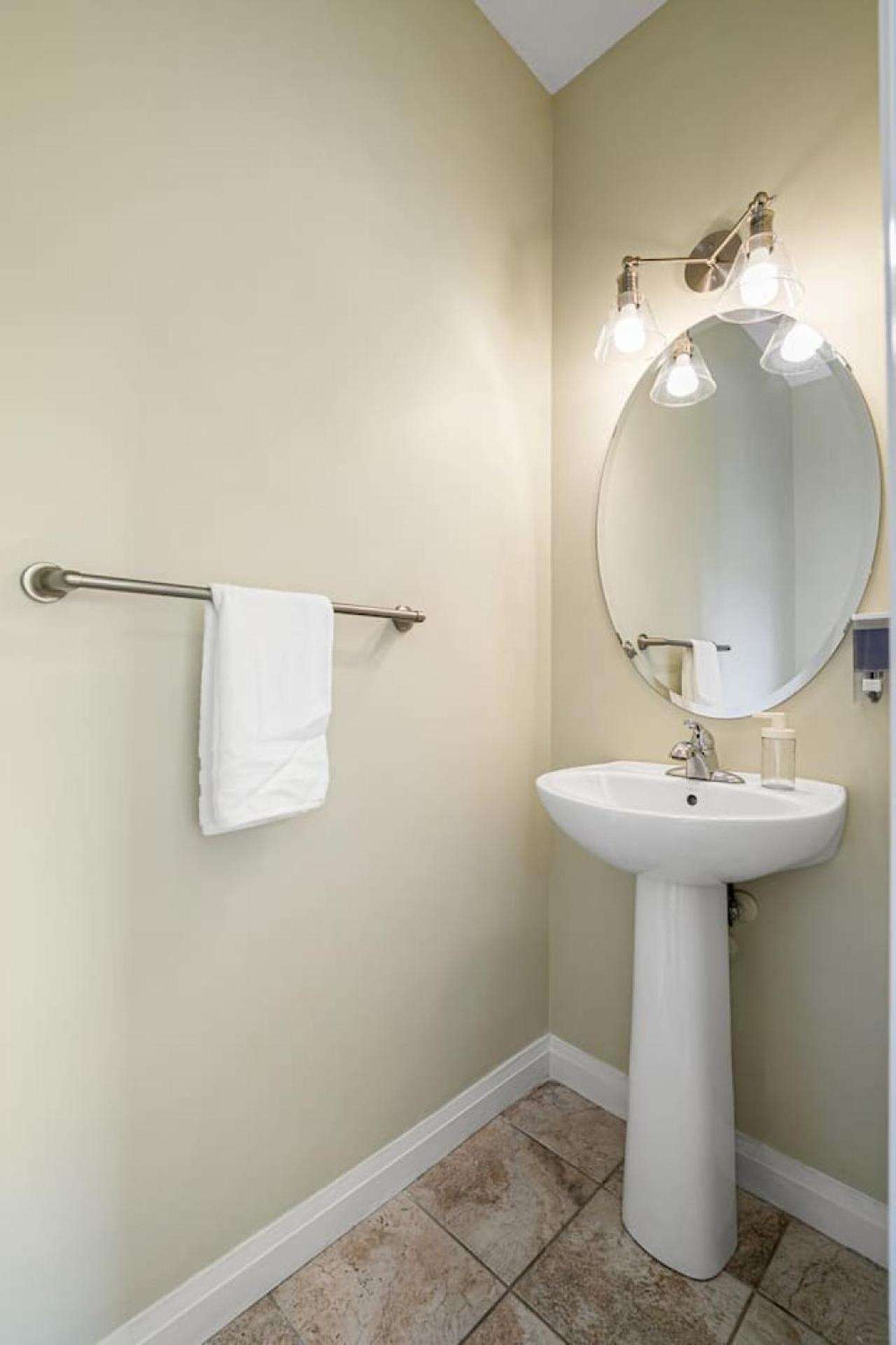 5 Bedroom House in McConachie, Near Anthony Henday, Sleeps 12, Backyard, Netflix, Free Parking