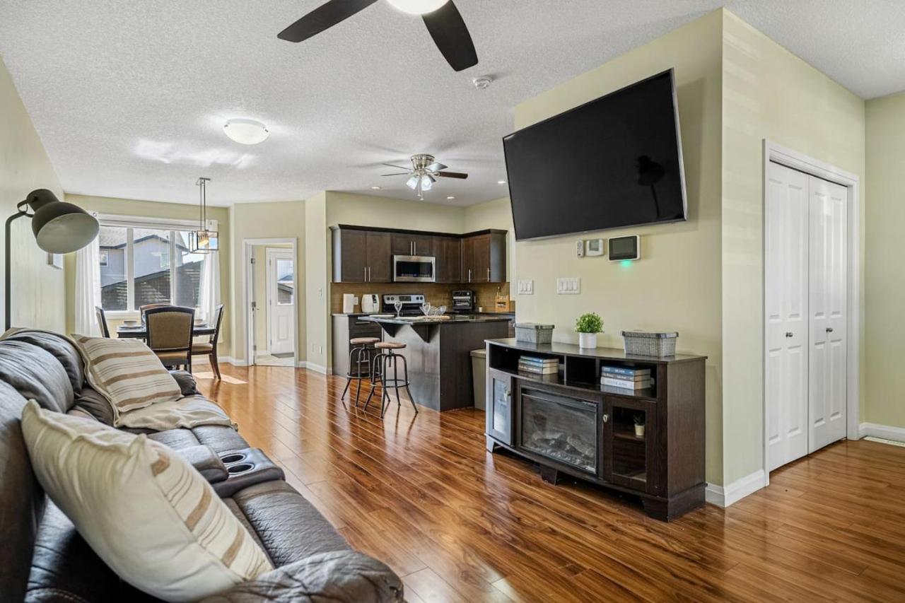 5 Bedroom House in McConachie, Near Anthony Henday, Sleeps 12, Backyard, Netflix, Free Parking