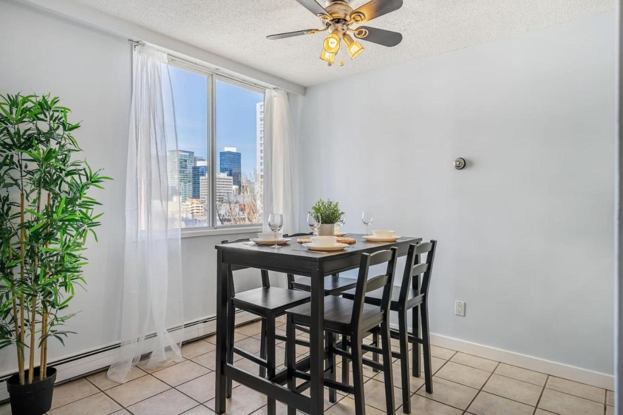 Prime Location Near Jasper Ave with Downtown Views, Netflix, Gym, Sauna, Sleeps 4