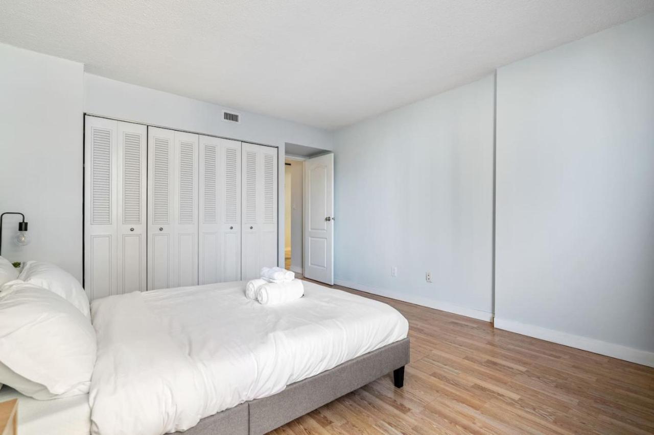 Prime Location Near Jasper Ave with Downtown Views, Netflix, Gym, Sauna, Sleeps 4