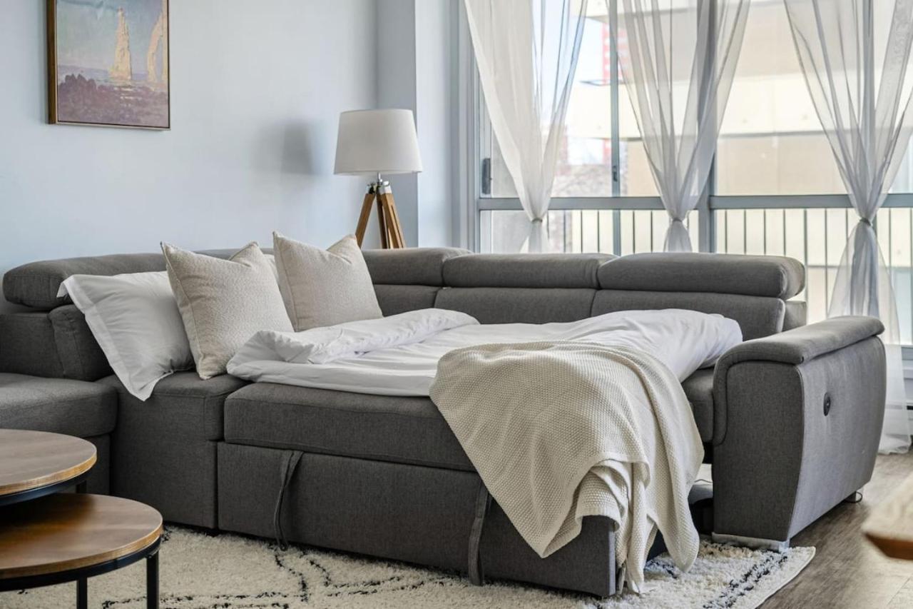 Prime Location Near Jasper Ave with Downtown Views, Netflix, Gym, Sauna, Sleeps 4