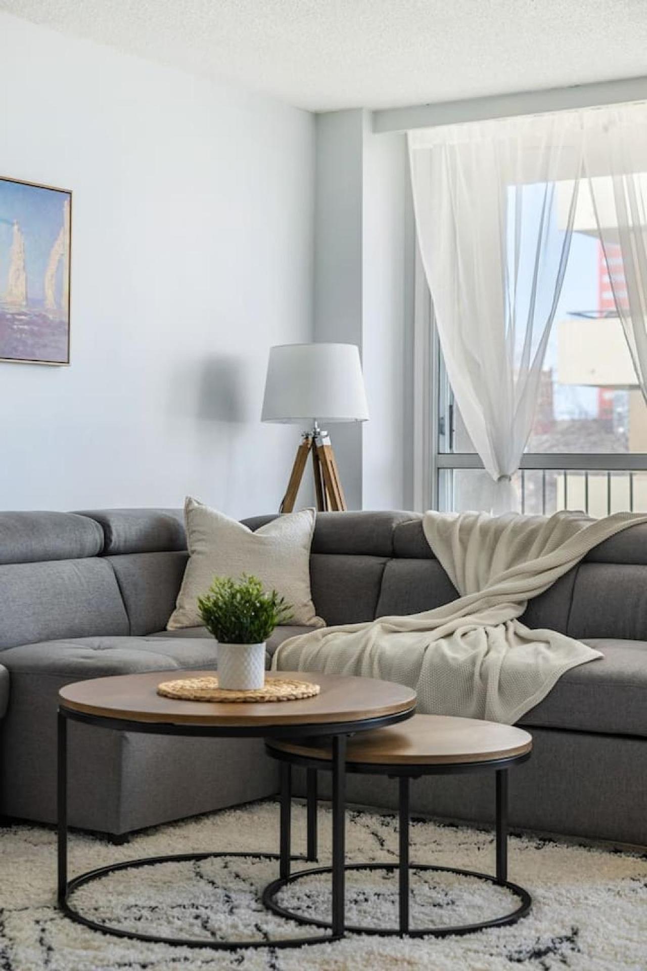 Prime Location Near Jasper Ave with Downtown Views, Netflix, Gym, Sauna, Sleeps 4