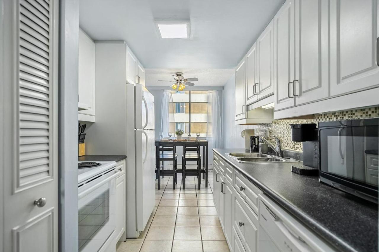 Prime Location Near Jasper Ave with Downtown Views, Netflix, Gym, Sauna, Sleeps 4