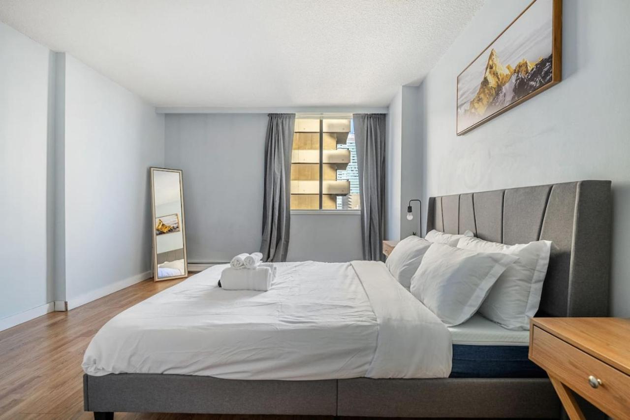 Prime Location Near Jasper Ave with Downtown Views, Netflix, Gym, Sauna, Sleeps 4