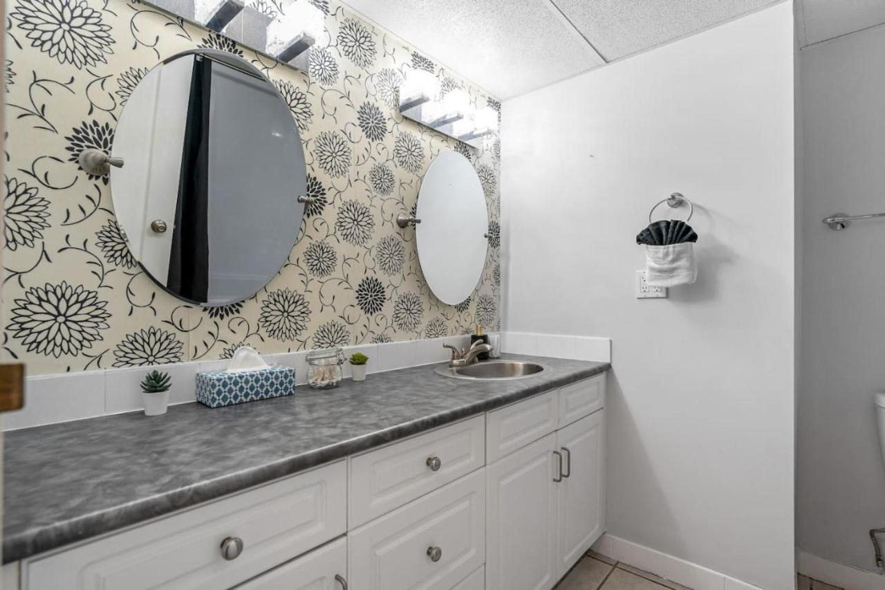 Prime Location Near Jasper Ave with Downtown Views, Netflix, Gym, Sauna, Sleeps 4