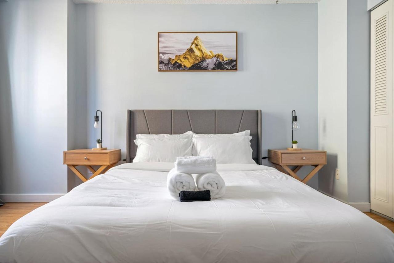 Prime Location Near Jasper Ave with Downtown Views, Netflix, Gym, Sauna, Sleeps 4