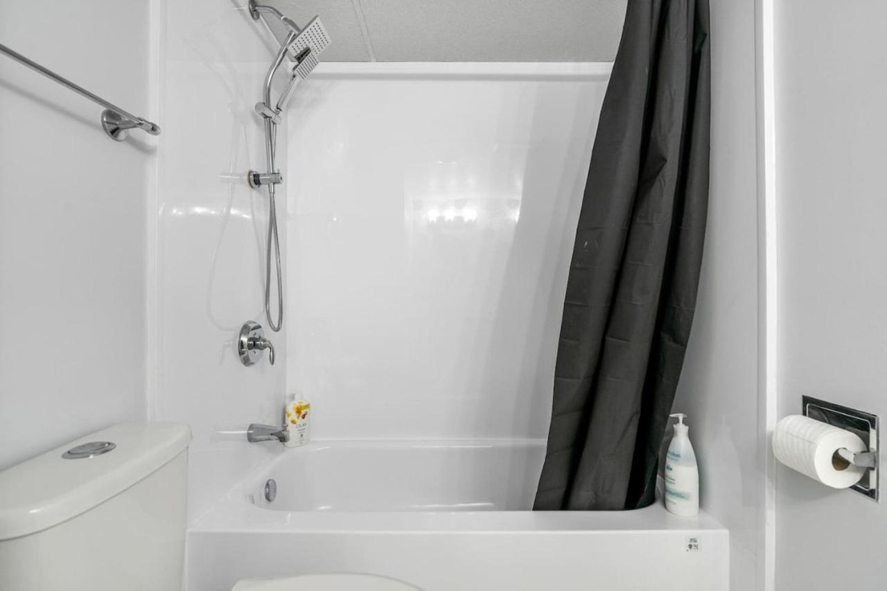 Prime Location Near Jasper Ave with Downtown Views, Netflix, Gym, Sauna, Sleeps 4