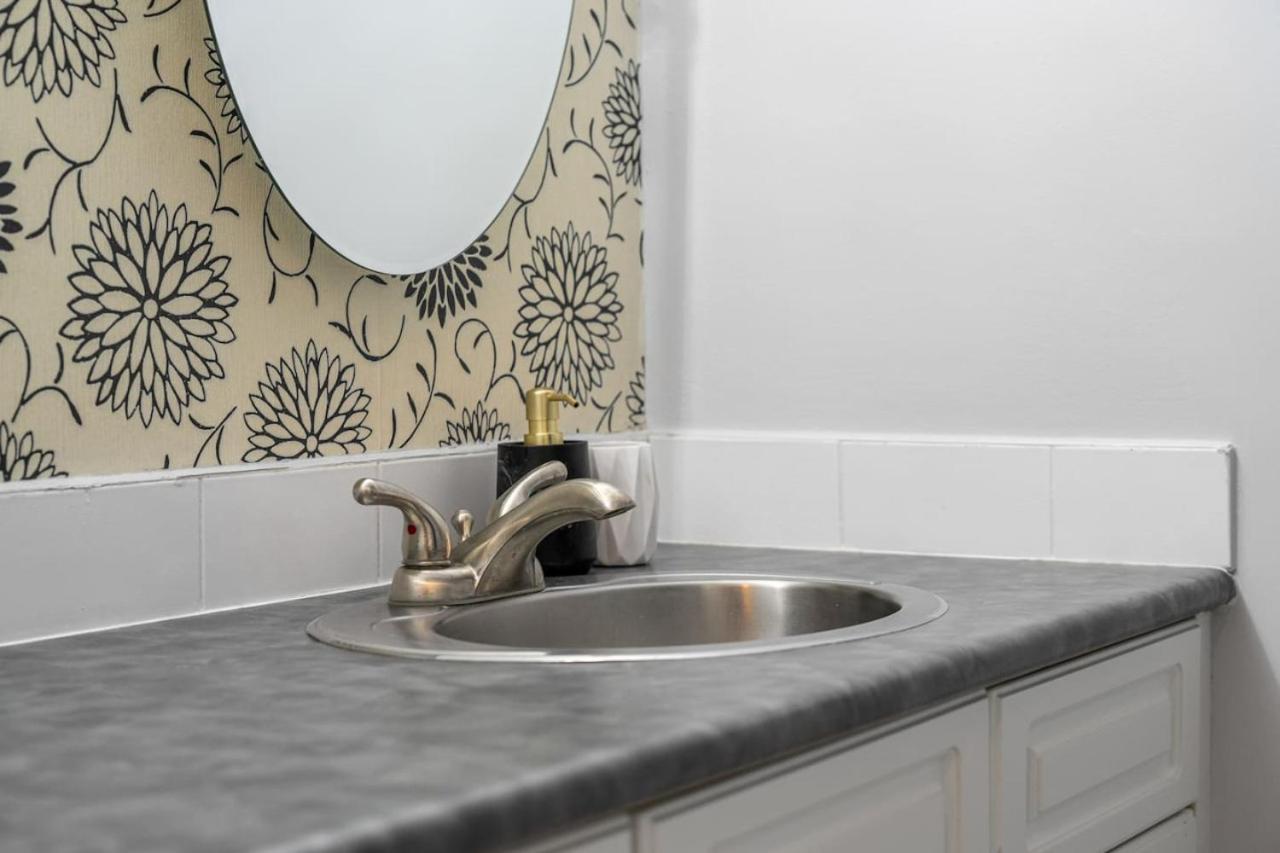 Prime Location Near Jasper Ave with Downtown Views, Netflix, Gym, Sauna, Sleeps 4