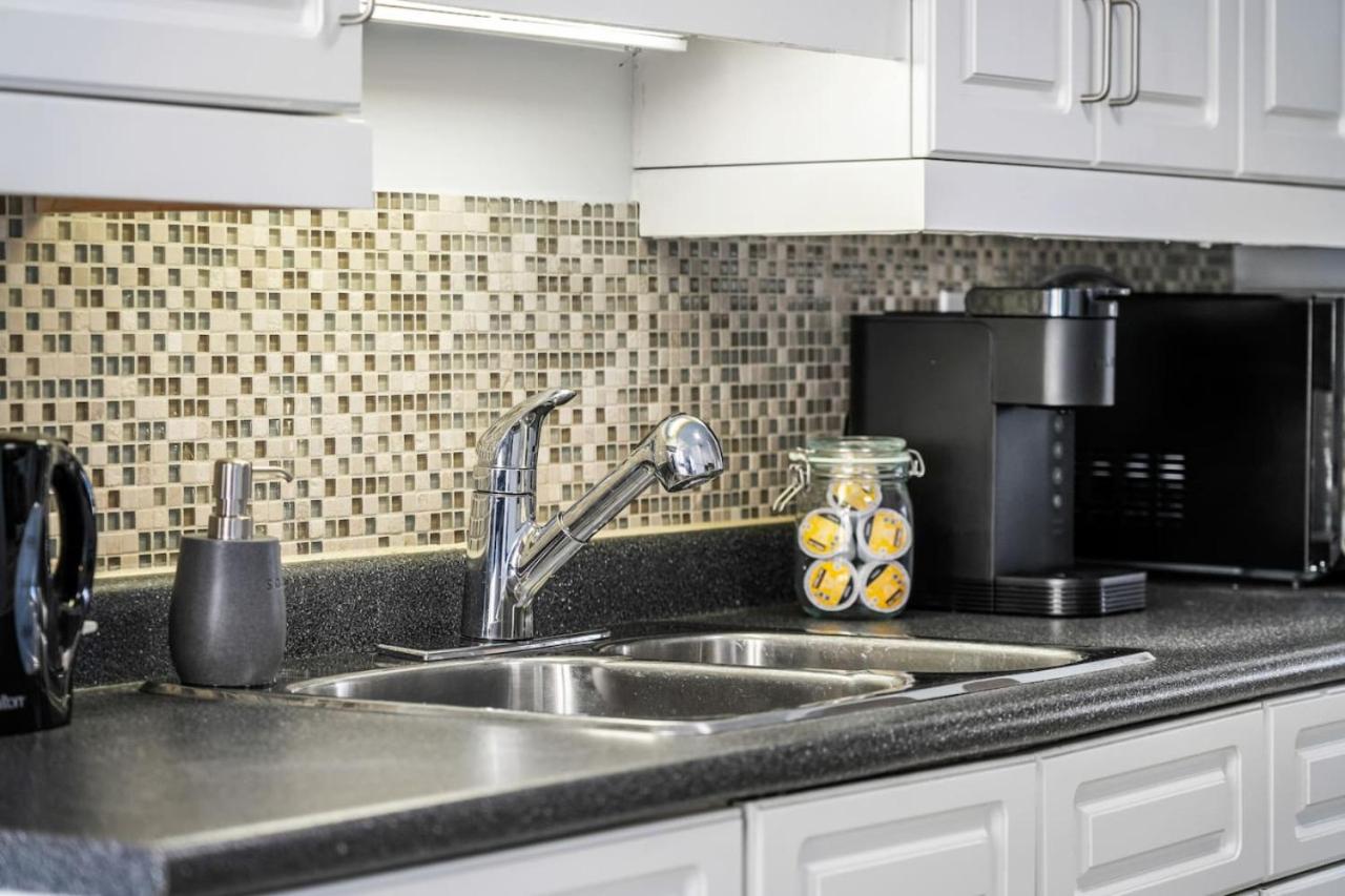 Prime Location Near Jasper Ave with Downtown Views, Netflix, Gym, Sauna, Sleeps 4