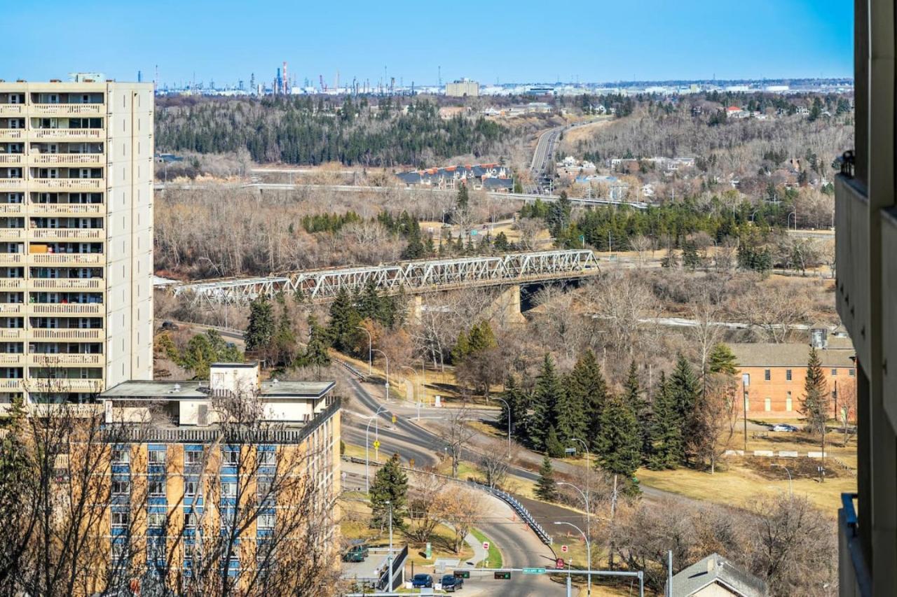 Prime Location Near Jasper Ave with Downtown Views, Netflix, Gym, Sauna, Sleeps 4